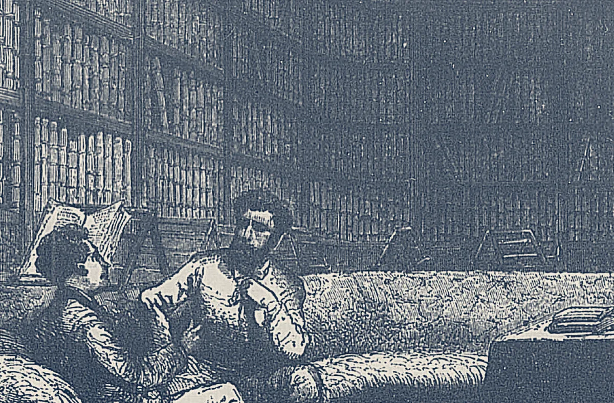 Incisione ottocentesca in toni di blu: la biblioteca del Nautilus, con due uomini seduti su un divano, uno con un libro aperto, davanti ad alti scaffali pieni di volumi.